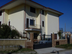  Yellow House  Сан-Состене